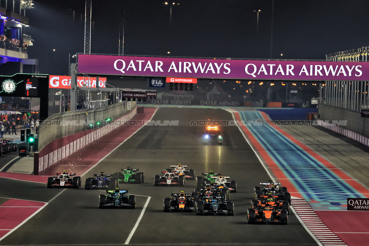 GP QATAR, Oscar Piastri (AUS) McLaren MCL39 davanti a at the partenza of Sprint.
29.11.2025. Formula 1 World Championship, Rd 23, Qatar Grand Prix, Doha, Qatar, Sprint e Qualifiche Day.
- www.xpbimages.com, EMail: requests@xpbimages.com © Copyright: Moy / XPB Images