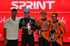 GP QATAR, Sprint top three in parc ferme with Novak Djokovic (SRB) Tennis Player (L to R): George Russell (GBR) Mercedes AMG F1, second; Oscar Piastri (AUS) McLaren, vincitore; Lando Norris (GBR) McLaren, third.
29.11.2025. Formula 1 World Championship, Rd 23, Qatar Grand Prix, Doha, Qatar, Sprint e Qualifiche Day.
- www.xpbimages.com, EMail: requests@xpbimages.com © Copyright: Batchelor / XPB Images