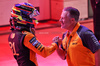 GP QATAR, (L to R): Gara winner Oscar Piastri (AUS) McLaren with Zak Brown (USA) McLaren Executive Director in Sprint parc ferme.

29.11.2025. Formula 1 World Championship, Rd 23, Qatar Grand Prix, Doha, Qatar, Sprint e Qualifiche Day.

- www.xpbimages.com, EMail: requests@xpbimages.com © Copyright: Batchelor / XPB Images