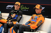 GP QATAR, (L to R): Oscar Piastri (AUS) McLaren e Lando Norris (GBR) McLaren in the post Sprint FIA Press Conference.

29.11.2025. Formula 1 World Championship, Rd 23, Qatar Grand Prix, Doha, Qatar, Sprint e Qualifiche Day.

- www.xpbimages.com, EMail: requests@xpbimages.com © Copyright: Moy / XPB Images