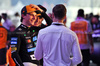 GP QATAR, (L to R): Oscar Piastri (AUS) McLaren e Lando Norris (GBR) McLaren with James Hinchcliffe (CDN) F1 Digital Presenter in qualifying parc ferme.

29.11.2025. Formula 1 World Championship, Rd 23, Qatar Grand Prix, Doha, Qatar, Sprint e Qualifiche Day.

- www.xpbimages.com, EMail: requests@xpbimages.com © Copyright: Charniaux / XPB Images