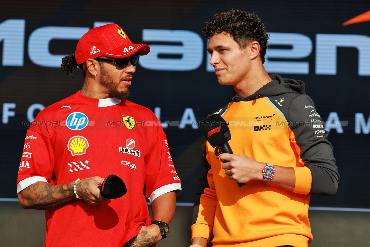 GP QATAR, (L to R): Lewis Hamilton (GBR) Ferrari e Lewis Hamilton (GBR) Ferrari on the FanZone Stage.
28.11.2025 Formula 1 World Championship, Rd 23, Qatar Grand Prix, Doha, Qatar, Sprint Qualifiche Day.
- www.xpbimages.com, EMail: requests@xpbimages.com © Copyright: Moy / XPB Images