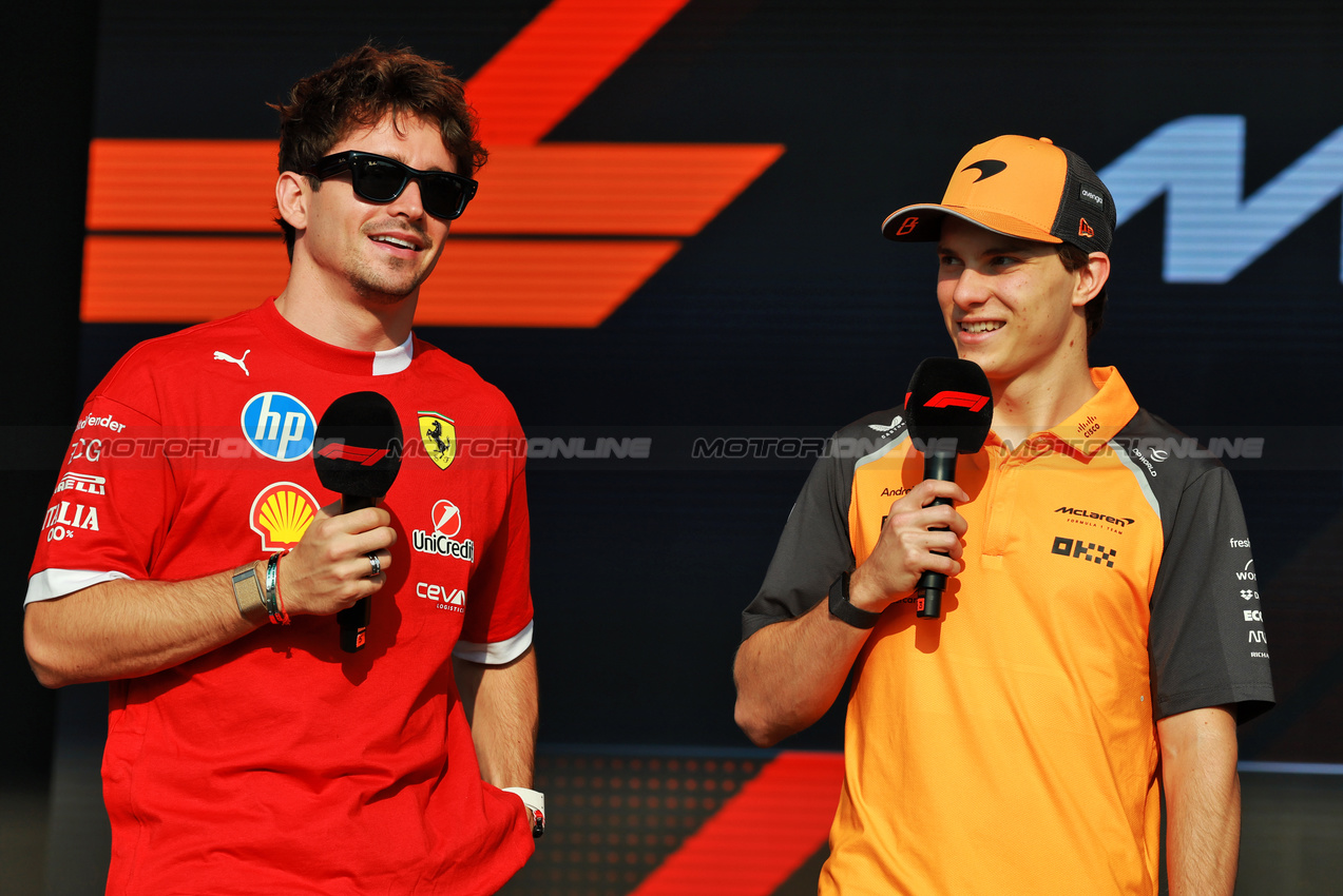 GP QATAR, (L to R): Charles Leclerc (MON) Ferrari e Oscar Piastri (AUS) McLaren on the FanZone Stage.

28.11.2025 Formula 1 World Championship, Rd 23, Qatar Grand Prix, Doha, Qatar, Sprint Qualifiche Day.

- www.xpbimages.com, EMail: requests@xpbimages.com © Copyright: Moy / XPB Images