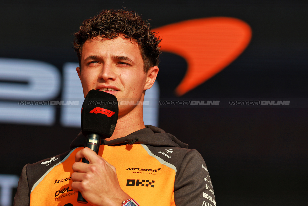 GP QATAR, Lando Norris (GBR) McLaren on the FanZone Stage.
28.11.2025 Formula 1 World Championship, Rd 23, Qatar Grand Prix, Doha, Qatar, Sprint Qualifiche Day.
- www.xpbimages.com, EMail: requests@xpbimages.com © Copyright: Moy / XPB Images