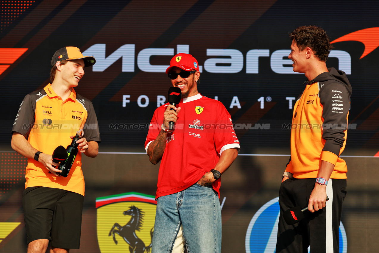 GP QATAR, (L to R): Oscar Piastri (AUS) McLaren; Lewis Hamilton (GBR) Ferrari; e Lando Norris (GBR) McLaren, on the FanZone Stage.

28.11.2025 Formula 1 World Championship, Rd 23, Qatar Grand Prix, Doha, Qatar, Sprint Qualifiche Day.

- www.xpbimages.com, EMail: requests@xpbimages.com © Copyright: Moy / XPB Images