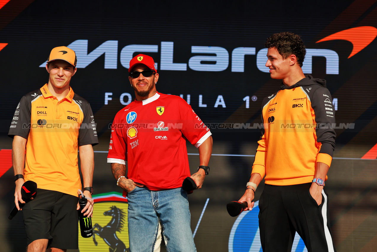GP QATAR, (L to R): Oscar Piastri (AUS) McLaren; Lewis Hamilton (GBR) Ferrari; e Lando Norris (GBR) McLaren, on the FanZone Stage.

28.11.2025 Formula 1 World Championship, Rd 23, Qatar Grand Prix, Doha, Qatar, Sprint Qualifiche Day.

- www.xpbimages.com, EMail: requests@xpbimages.com © Copyright: Moy / XPB Images