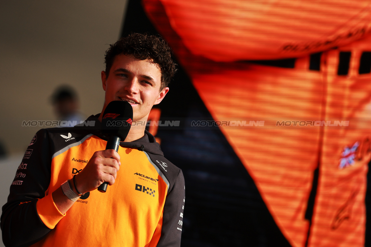 GP QATAR, Lando Norris (GBR) McLaren on the FanZone Stage.

28.11.2025 Formula 1 World Championship, Rd 23, Qatar Grand Prix, Doha, Qatar, Sprint Qualifiche Day.

- www.xpbimages.com, EMail: requests@xpbimages.com © Copyright: Moy / XPB Images