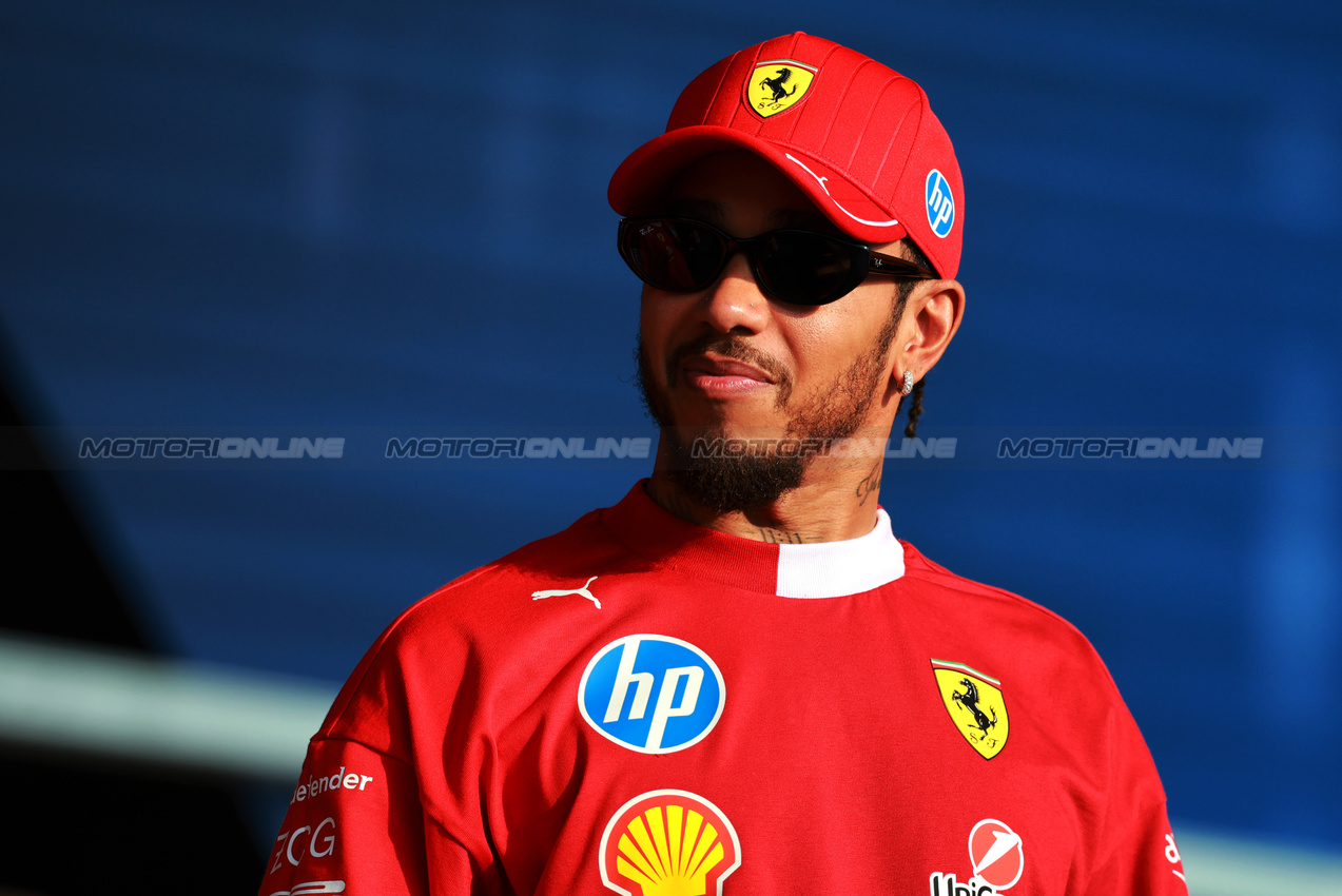 GP QATAR, Lewis Hamilton (GBR) Ferrari on the FanZone Stage.

28.11.2025 Formula 1 World Championship, Rd 23, Qatar Grand Prix, Doha, Qatar, Sprint Qualifiche Day.

- www.xpbimages.com, EMail: requests@xpbimages.com © Copyright: Moy / XPB Images