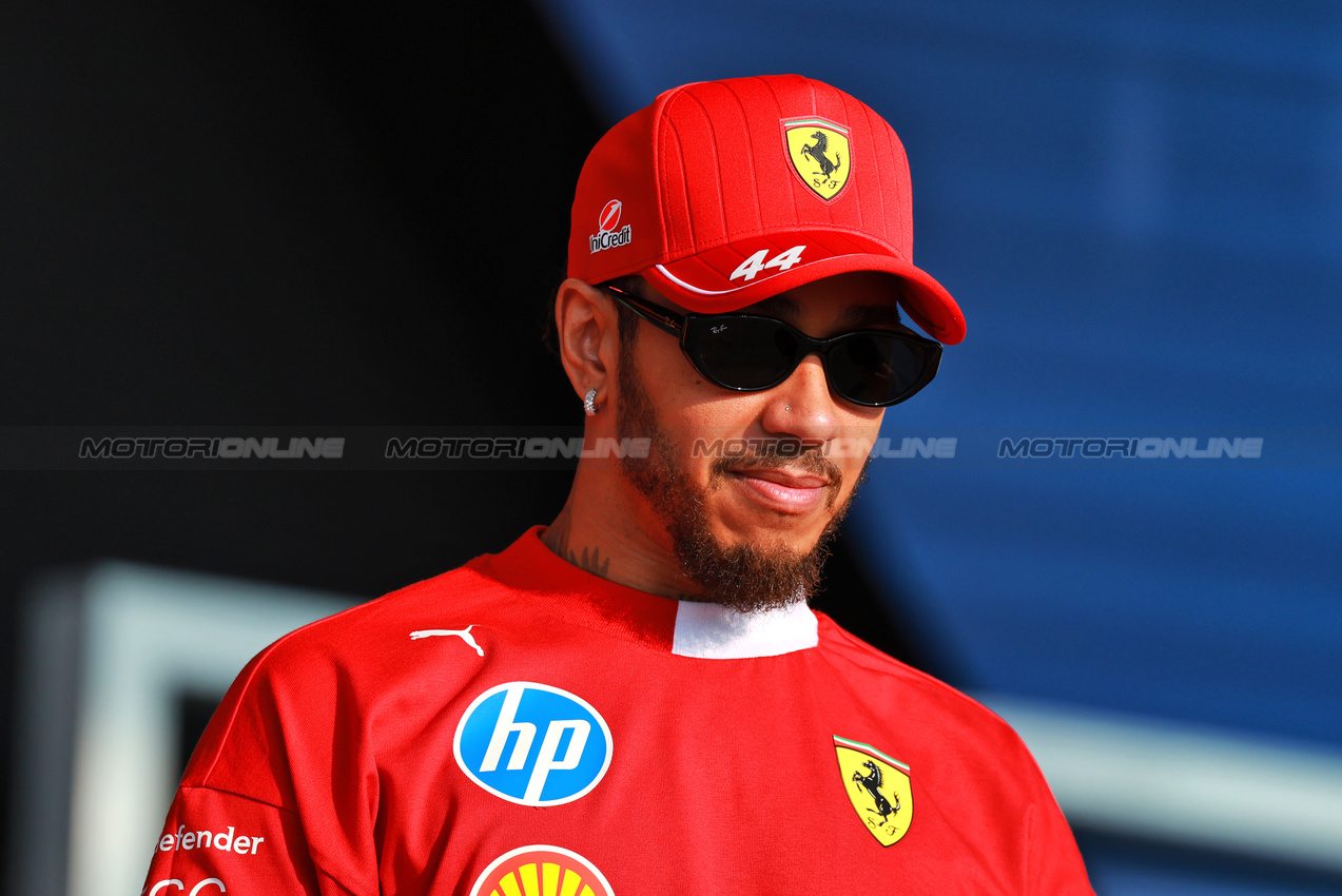 GP QATAR, Lewis Hamilton (GBR) Ferrari on the FanZone Stage.
28.11.2025 Formula 1 World Championship, Rd 23, Qatar Grand Prix, Doha, Qatar, Sprint Qualifiche Day.
- www.xpbimages.com, EMail: requests@xpbimages.com © Copyright: Moy / XPB Images