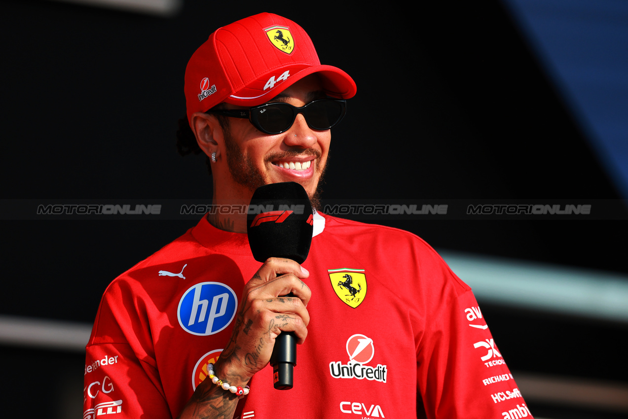 GP QATAR, Lewis Hamilton (GBR) Ferrari on the FanZone Stage.

28.11.2025 Formula 1 World Championship, Rd 23, Qatar Grand Prix, Doha, Qatar, Sprint Qualifiche Day.

- www.xpbimages.com, EMail: requests@xpbimages.com © Copyright: Moy / XPB Images