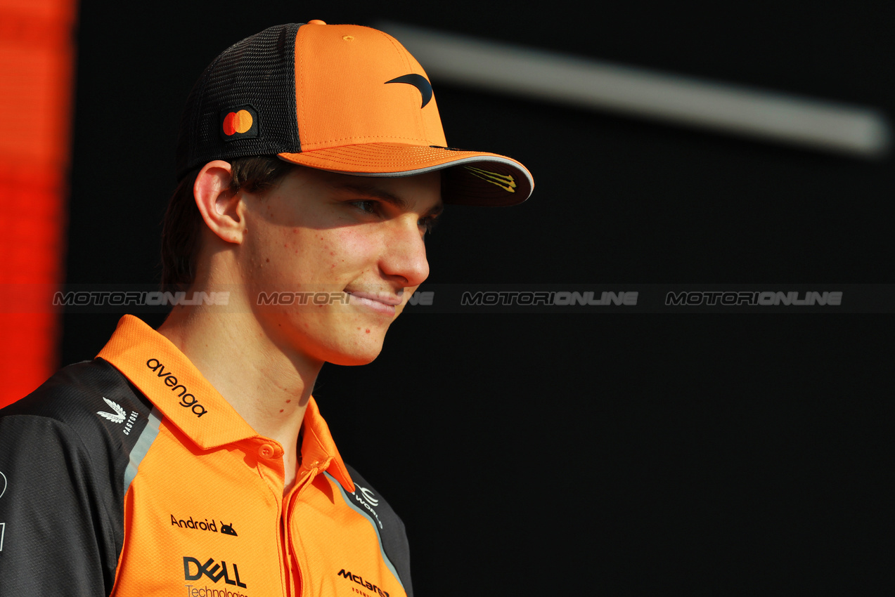 GP QATAR, Lando Norris (GBR) McLaren on the FanZone Stage.

28.11.2025 Formula 1 World Championship, Rd 23, Qatar Grand Prix, Doha, Qatar, Sprint Qualifiche Day.

- www.xpbimages.com, EMail: requests@xpbimages.com © Copyright: Moy / XPB Images