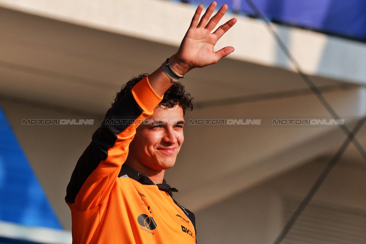 GP QATAR, Lando Norris (GBR) McLaren on the FanZone Stage.

28.11.2025 Formula 1 World Championship, Rd 23, Qatar Grand Prix, Doha, Qatar, Sprint Qualifiche Day.

- www.xpbimages.com, EMail: requests@xpbimages.com © Copyright: Moy / XPB Images