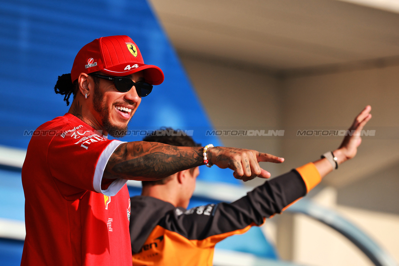 GP QATAR, Lewis Hamilton (GBR) Ferrari on the FanZone Stage.

28.11.2025 Formula 1 World Championship, Rd 23, Qatar Grand Prix, Doha, Qatar, Sprint Qualifiche Day.

- www.xpbimages.com, EMail: requests@xpbimages.com © Copyright: Moy / XPB Images
