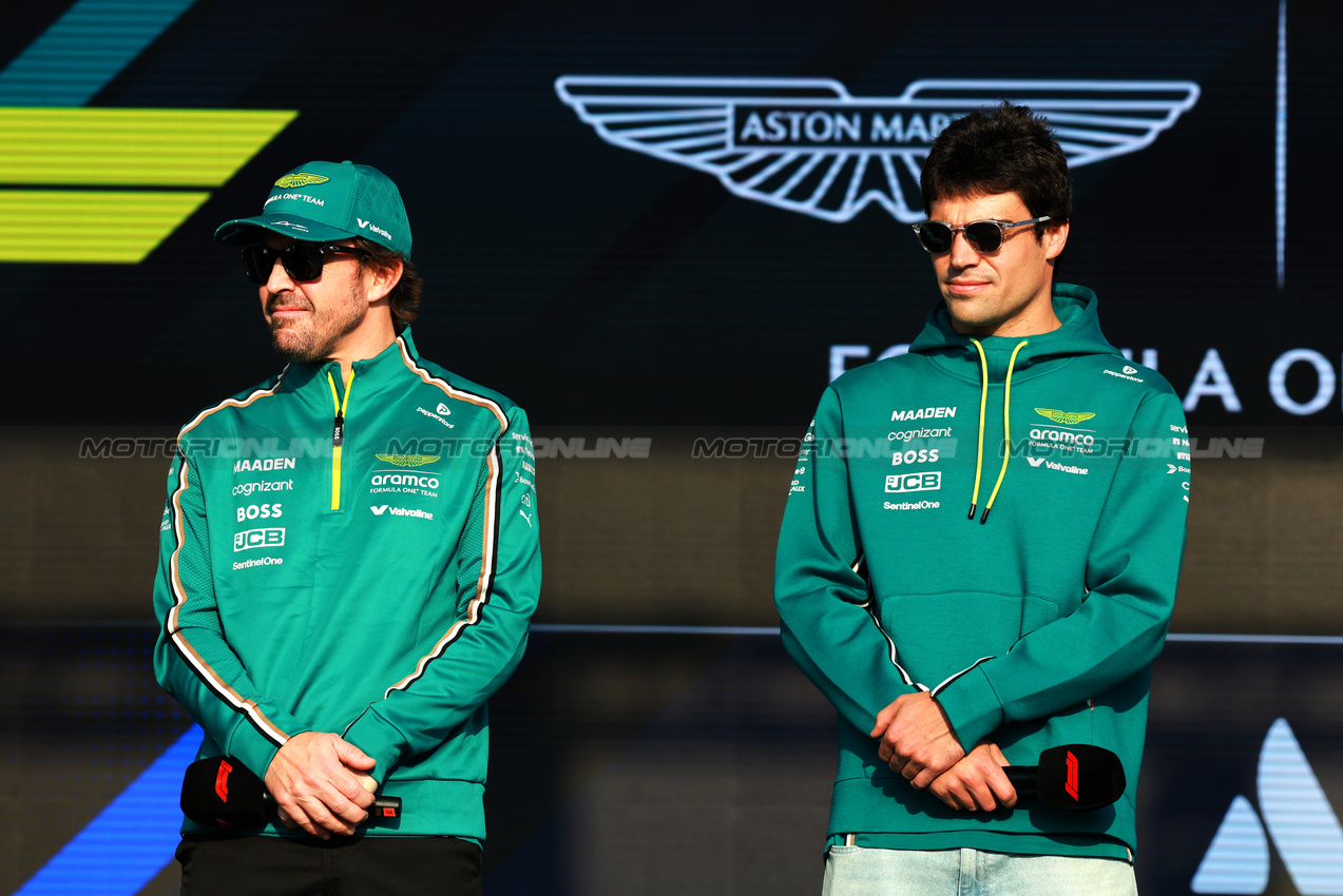 GP QATAR, (L to R): Fernando Alonso (ESP) Aston Martin F1 Team e Lance Stroll (CDN) Aston Martin F1 Team on the FanZone Stage.

28.11.2025 Formula 1 World Championship, Rd 23, Qatar Grand Prix, Doha, Qatar, Sprint Qualifiche Day.

- www.xpbimages.com, EMail: requests@xpbimages.com © Copyright: Moy / XPB Images