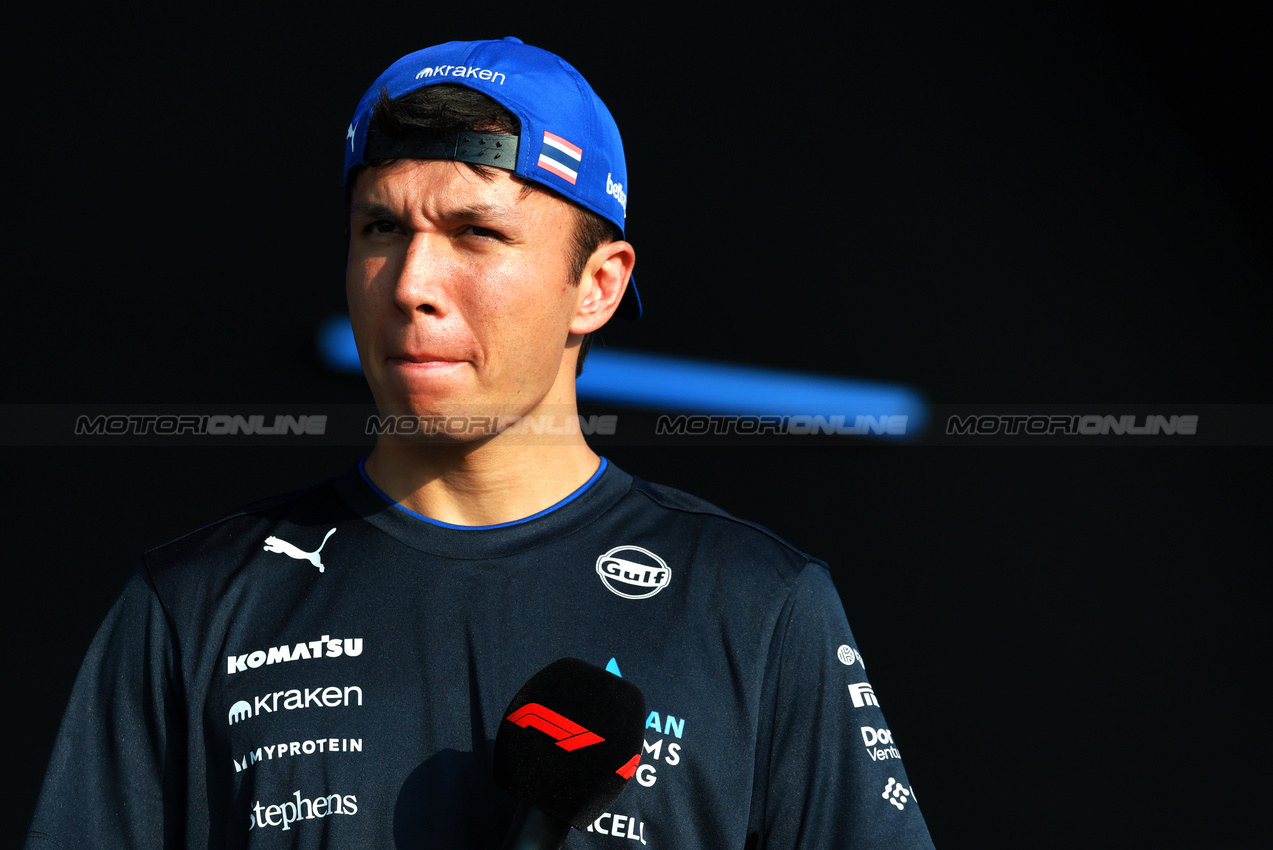 GP QATAR, Alexander Albon (THA) Atlassian Williams Racing on the FanZone Stage.

28.11.2025 Formula 1 World Championship, Rd 23, Qatar Grand Prix, Doha, Qatar, Sprint Qualifiche Day.

- www.xpbimages.com, EMail: requests@xpbimages.com © Copyright: Moy / XPB Images