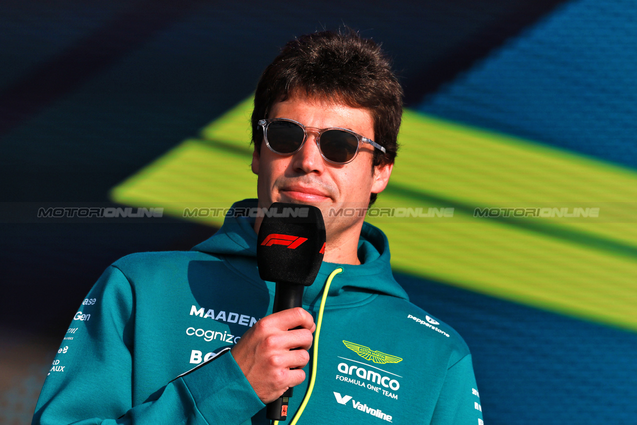 GP QATAR, Lance Stroll (CDN) Aston Martin F1 Team on the FanZone Stage.

28.11.2025 Formula 1 World Championship, Rd 23, Qatar Grand Prix, Doha, Qatar, Sprint Qualifiche Day.

- www.xpbimages.com, EMail: requests@xpbimages.com © Copyright: Moy / XPB Images