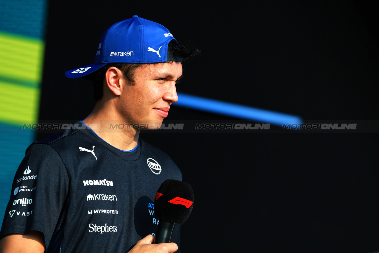 GP QATAR, Alexander Albon (THA) Atlassian Williams Racing on the FanZone Stage.

28.11.2025 Formula 1 World Championship, Rd 23, Qatar Grand Prix, Doha, Qatar, Sprint Qualifiche Day.

- www.xpbimages.com, EMail: requests@xpbimages.com © Copyright: Moy / XPB Images