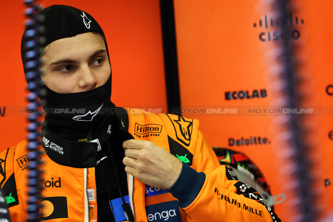 GP QATAR, Oscar Piastri (AUS) McLaren.
28.11.2025 Formula 1 World Championship, Rd 23, Qatar Grand Prix, Doha, Qatar, Sprint Qualifiche Day.
- www.xpbimages.com, EMail: requests@xpbimages.com © Copyright: Batchelor / XPB Images