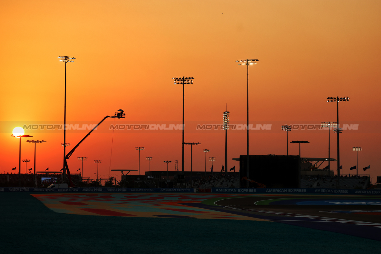 GP QATAR, Circuit Atmosfera - sunset.

28.11.2025 Formula 1 World Championship, Rd 23, Qatar Grand Prix, Doha, Qatar, Sprint Qualifiche Day.

- www.xpbimages.com, EMail: requests@xpbimages.com © Copyright: Charniaux / XPB Images