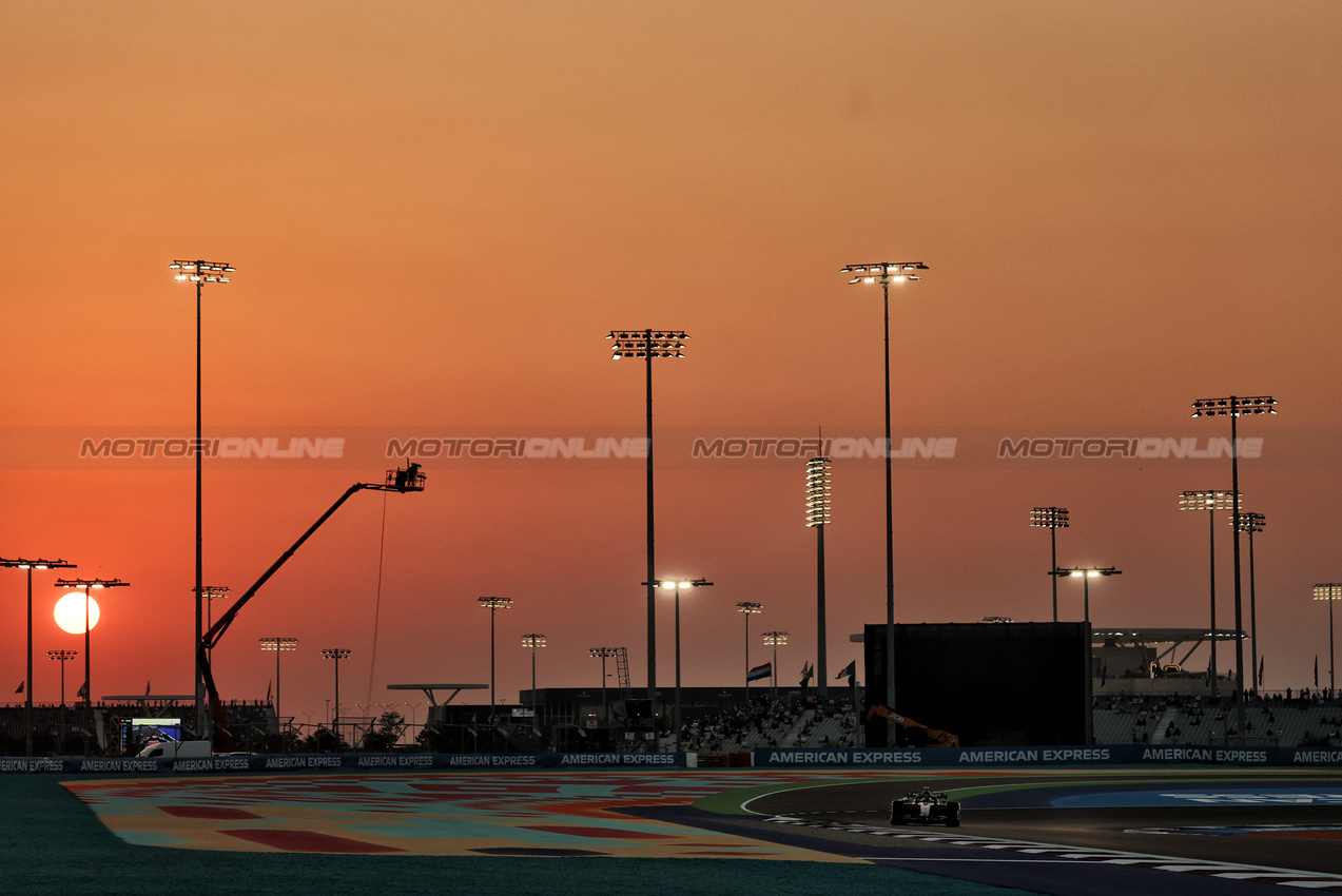 GP QATAR, Andrea Kimi Antonelli (ITA) Mercedes AMG F1 W16.

28.11.2025 Formula 1 World Championship, Rd 23, Qatar Grand Prix, Doha, Qatar, Sprint Qualifiche Day.

- www.xpbimages.com, EMail: requests@xpbimages.com © Copyright: Charniaux / XPB Images