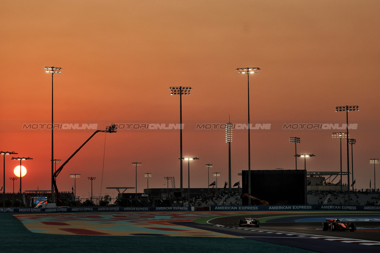 GP QATAR, Oscar Piastri (AUS) McLaren MCL39.

28.11.2025 Formula 1 World Championship, Rd 23, Qatar Grand Prix, Doha, Qatar, Sprint Qualifiche Day.

- www.xpbimages.com, EMail: requests@xpbimages.com © Copyright: Charniaux / XPB Images