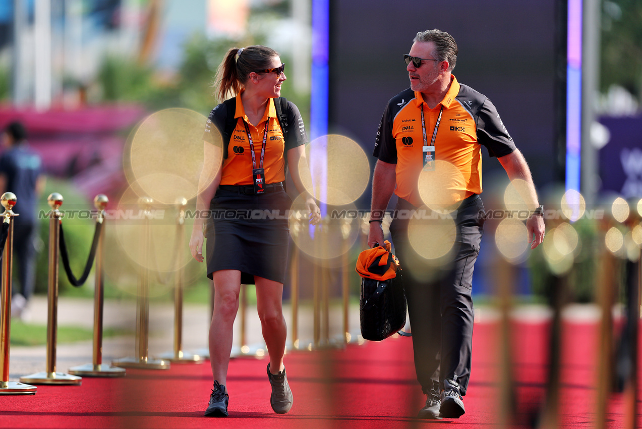 GP QATAR, (L to R): Chloe Todd (GBR) McLaren Chief of Staff to the CEO with Zak Brown (USA) McLaren Executive Director.

28.11.2025 Formula 1 World Championship, Rd 23, Qatar Grand Prix, Doha, Qatar, Sprint Qualifiche Day.

- www.xpbimages.com, EMail: requests@xpbimages.com © Copyright: Charniaux / XPB Images