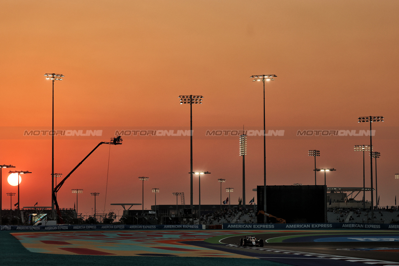 GP QATAR, Esteban Ocon (FRA) Haas VF-25.

28.11.2025 Formula 1 World Championship, Rd 23, Qatar Grand Prix, Doha, Qatar, Sprint Qualifiche Day.

- www.xpbimages.com, EMail: requests@xpbimages.com © Copyright: Charniaux / XPB Images