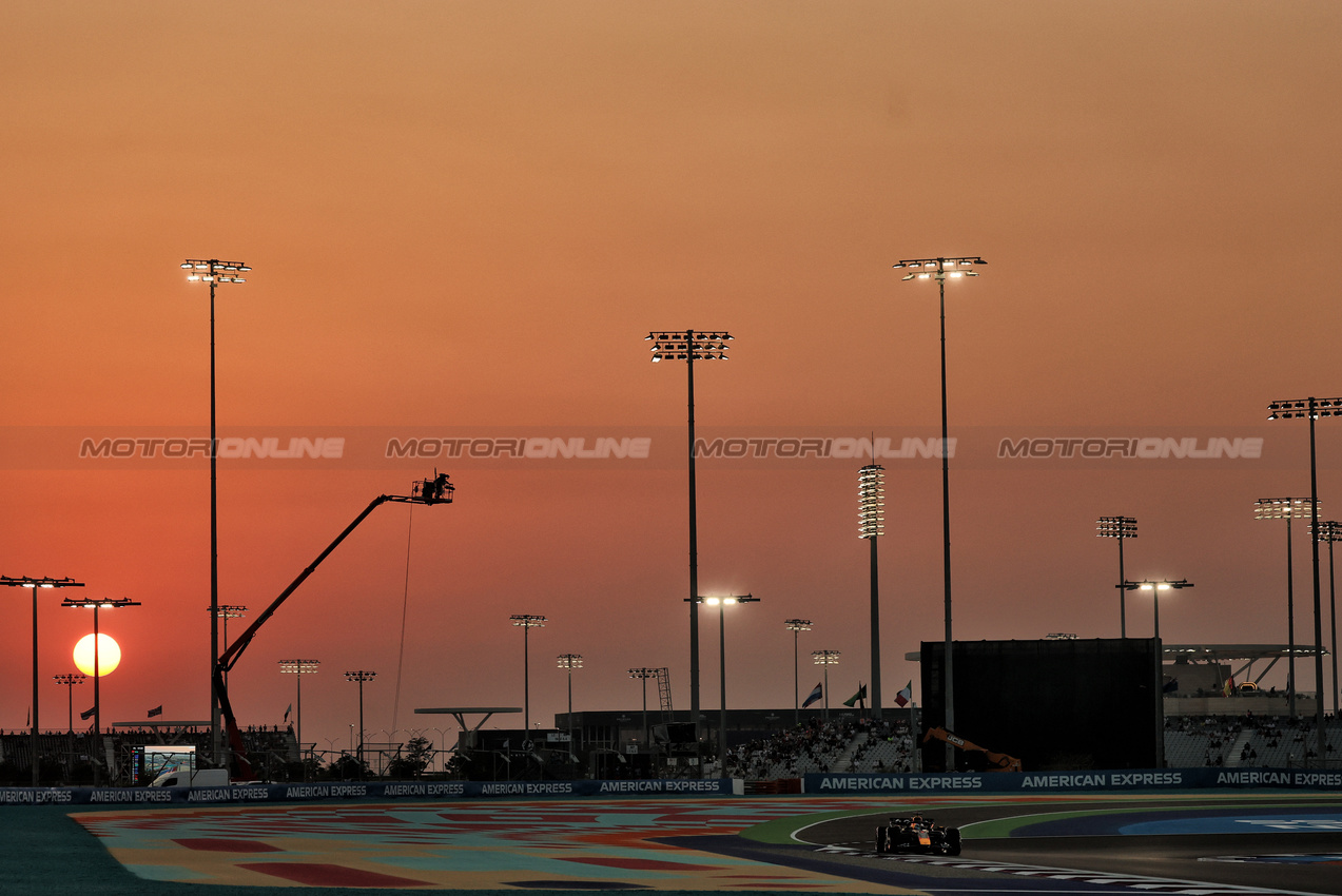 GP QATAR, Max Verstappen (NLD) Red Bull Racing RB21.

28.11.2025 Formula 1 World Championship, Rd 23, Qatar Grand Prix, Doha, Qatar, Sprint Qualifiche Day.

- www.xpbimages.com, EMail: requests@xpbimages.com © Copyright: Charniaux / XPB Images