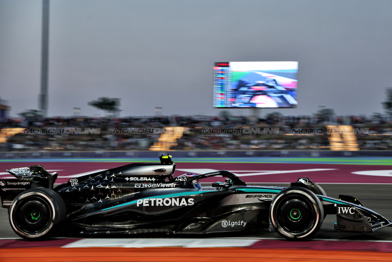 GP QATAR, Andrea Kimi Antonelli (ITA) Mercedes AMG F1 W16.

28.11.2025 Formula 1 World Championship, Rd 23, Qatar Grand Prix, Doha, Qatar, Sprint Qualifiche Day.

- www.xpbimages.com, EMail: requests@xpbimages.com © Copyright: Batchelor / XPB Images