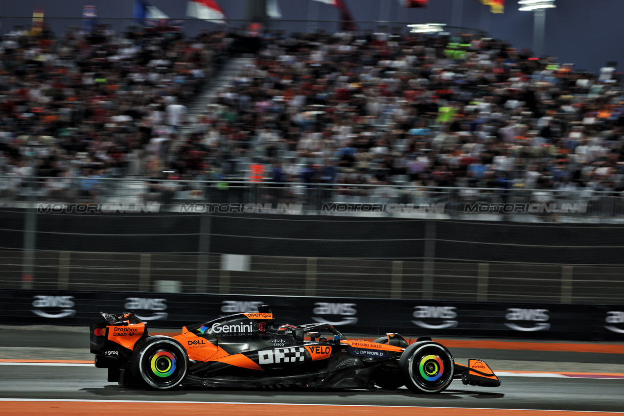 GP QATAR, Oscar Piastri (AUS) McLaren MCL39.

28.11.2025 Formula 1 World Championship, Rd 23, Qatar Grand Prix, Doha, Qatar, Sprint Qualifiche Day.

- www.xpbimages.com, EMail: requests@xpbimages.com © Copyright: Batchelor / XPB Images