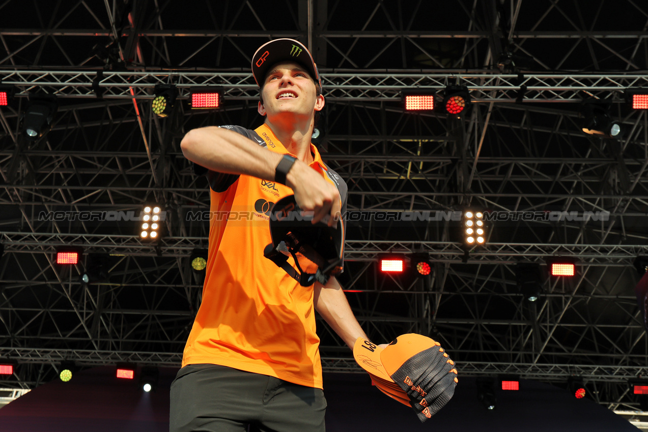GP QATAR, Oscar Piastri (AUS) McLaren on the FanZone Stage.
28.11.2025 Formula 1 World Championship, Rd 23, Qatar Grand Prix, Doha, Qatar, Sprint Qualifiche Day.
- www.xpbimages.com, EMail: requests@xpbimages.com © Copyright: Moy / XPB Images