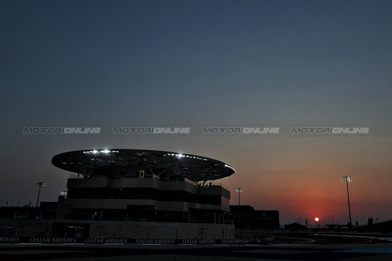 GP QATAR, George Russell (GBR) Mercedes AMG F1 W16.

28.11.2025 Formula 1 World Championship, Rd 23, Qatar Grand Prix, Doha, Qatar, Sprint Qualifiche Day.

- www.xpbimages.com, EMail: requests@xpbimages.com © Copyright: Moy / XPB Images