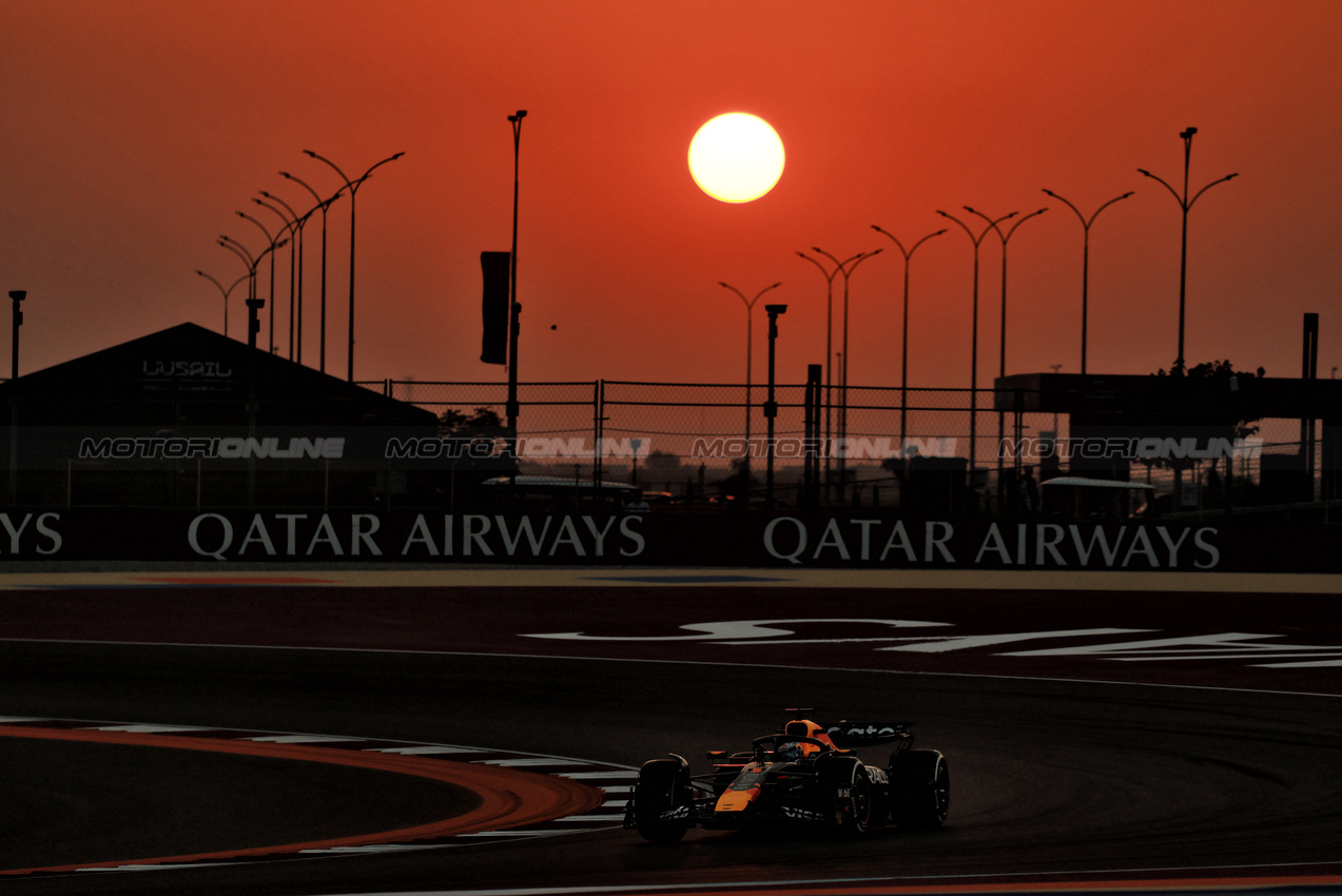 GP QATAR, Max Verstappen (NLD) Red Bull Racing RB21.

28.11.2025 Formula 1 World Championship, Rd 23, Qatar Grand Prix, Doha, Qatar, Sprint Qualifiche Day.

- www.xpbimages.com, EMail: requests@xpbimages.com © Copyright: Moy / XPB Images
