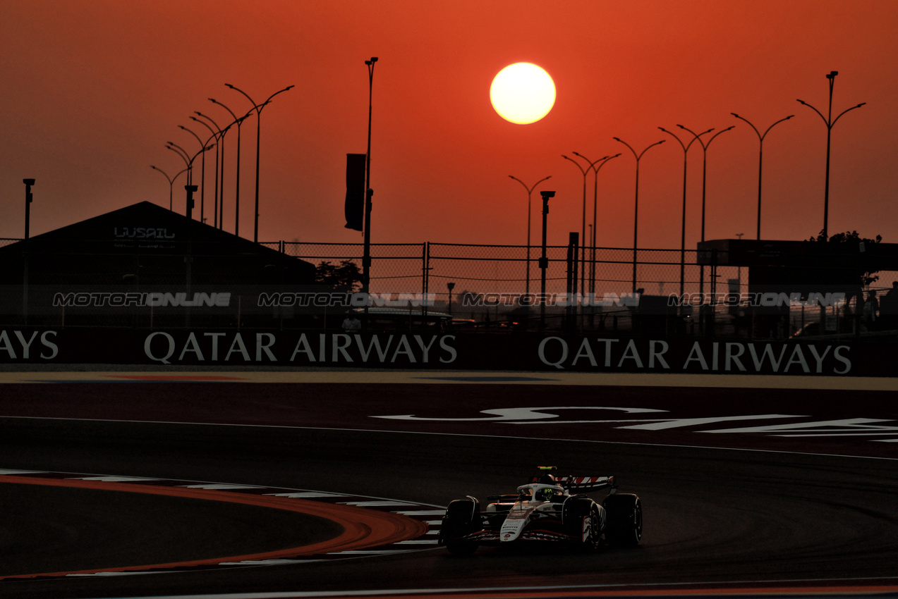 GP QATAR, Oliver Bearman (GBR) Haas VF-25.

28.11.2025 Formula 1 World Championship, Rd 23, Qatar Grand Prix, Doha, Qatar, Sprint Qualifiche Day.

- www.xpbimages.com, EMail: requests@xpbimages.com © Copyright: Moy / XPB Images