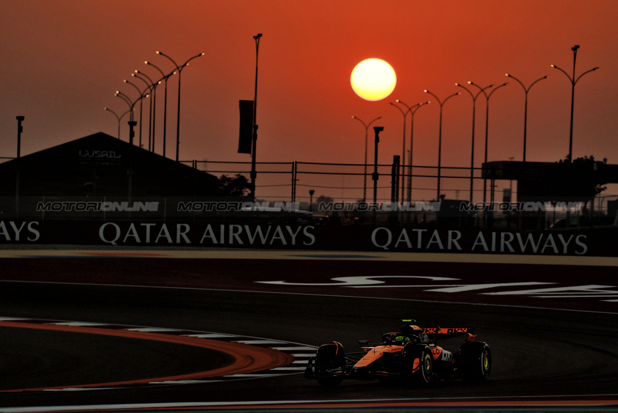 GP QATAR, Lando Norris (GBR) McLaren MCL39.

28.11.2025 Formula 1 World Championship, Rd 23, Qatar Grand Prix, Doha, Qatar, Sprint Qualifiche Day.

- www.xpbimages.com, EMail: requests@xpbimages.com © Copyright: Moy / XPB Images