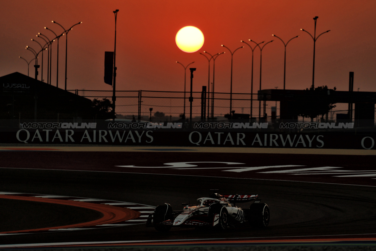 GP QATAR, Esteban Ocon (FRA) Haas VF-25.
28.11.2025 Formula 1 World Championship, Rd 23, Qatar Grand Prix, Doha, Qatar, Sprint Qualifiche Day.
- www.xpbimages.com, EMail: requests@xpbimages.com © Copyright: Moy / XPB Images