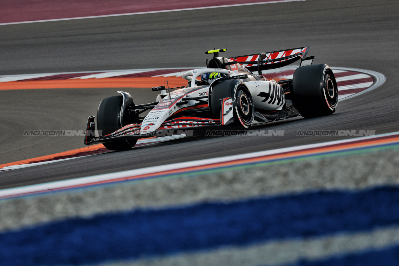 GP QATAR, Oliver Bearman (GBR) Haas VF-25.

28.11.2025 Formula 1 World Championship, Rd 23, Qatar Grand Prix, Doha, Qatar, Sprint Qualifiche Day.

- www.xpbimages.com, EMail: requests@xpbimages.com © Copyright: Moy / XPB Images
