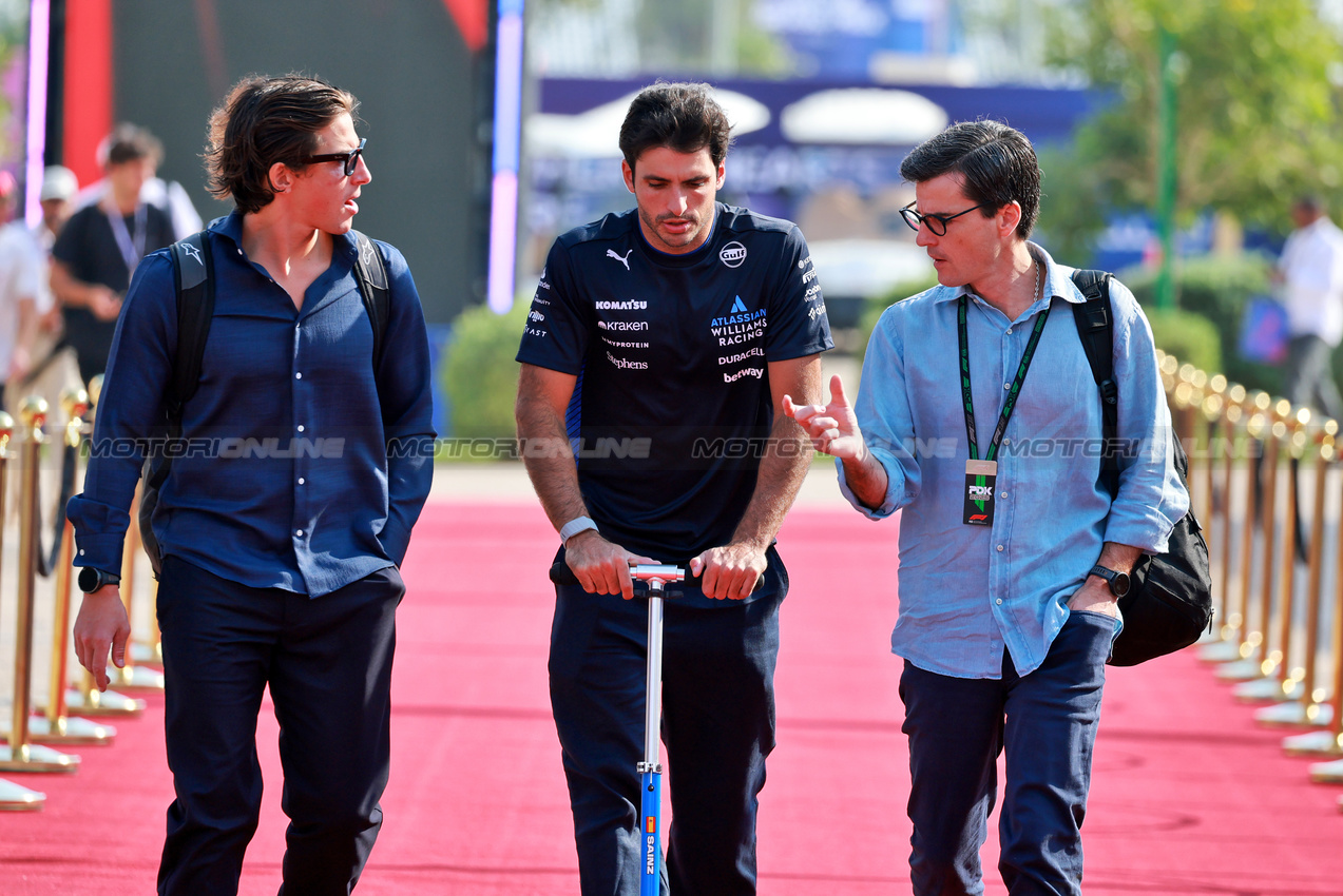 GP QATAR, (L to R): Roberto Mehri (ESP) with Carlos Sainz (ESP) Atlassian Williams Racing e Carlos Onoro Sainz (ESP) Driver Manager.

28.11.2025 Formula 1 World Championship, Rd 23, Qatar Grand Prix, Doha, Qatar, Sprint Qualifiche Day.

- www.xpbimages.com, EMail: requests@xpbimages.com © Copyright: Moy / XPB Images