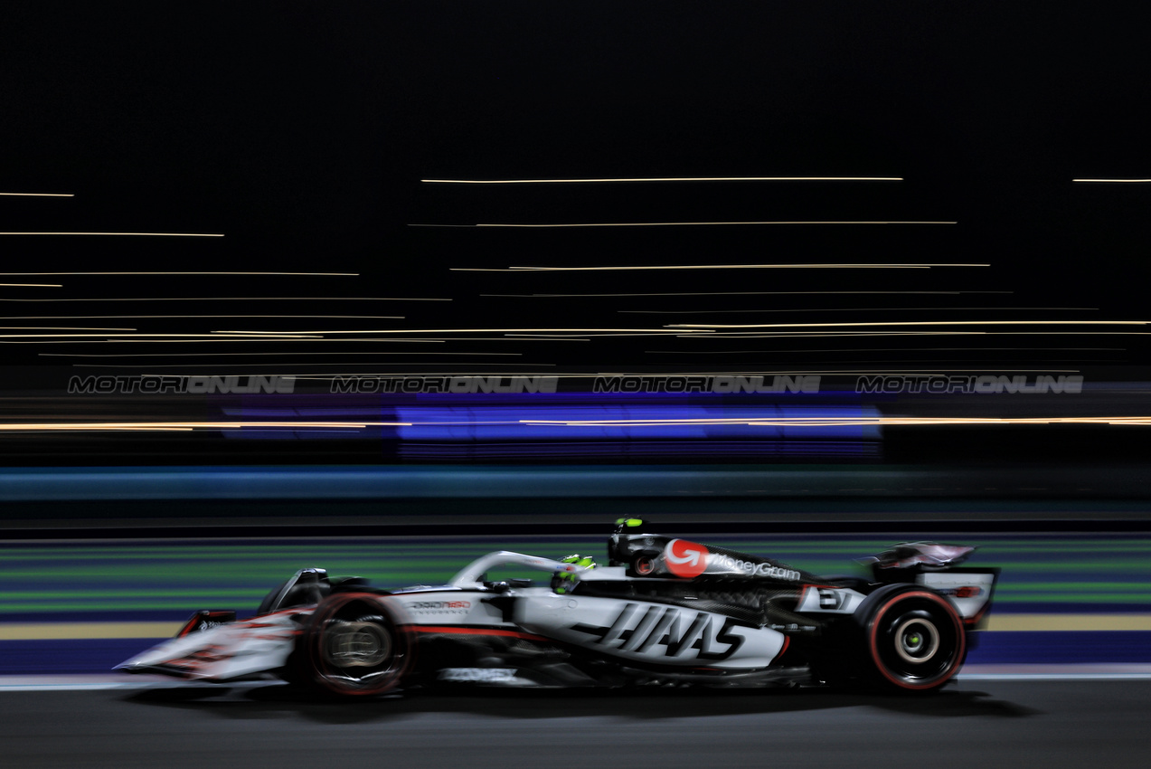 GP QATAR, Oliver Bearman (GBR) Haas VF-25.

28.11.2025 Formula 1 World Championship, Rd 23, Qatar Grand Prix, Doha, Qatar, Sprint Qualifiche Day.

- www.xpbimages.com, EMail: requests@xpbimages.com © Copyright: Moy / XPB Images