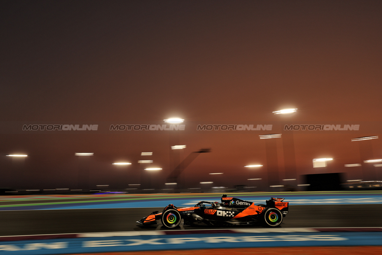 GP QATAR, Oscar Piastri (AUS) McLaren MCL39.
28.11.2025 Formula 1 World Championship, Rd 23, Qatar Grand Prix, Doha, Qatar, Sprint Qualifiche Day.
- www.xpbimages.com, EMail: requests@xpbimages.com © Copyright: Moy / XPB Images