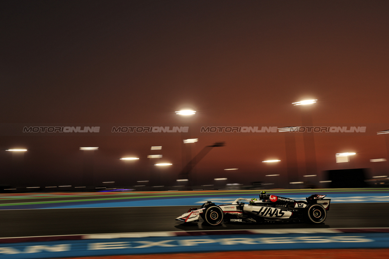 GP QATAR, Oliver Bearman (GBR) Haas VF-25.

28.11.2025 Formula 1 World Championship, Rd 23, Qatar Grand Prix, Doha, Qatar, Sprint Qualifiche Day.

- www.xpbimages.com, EMail: requests@xpbimages.com © Copyright: Moy / XPB Images