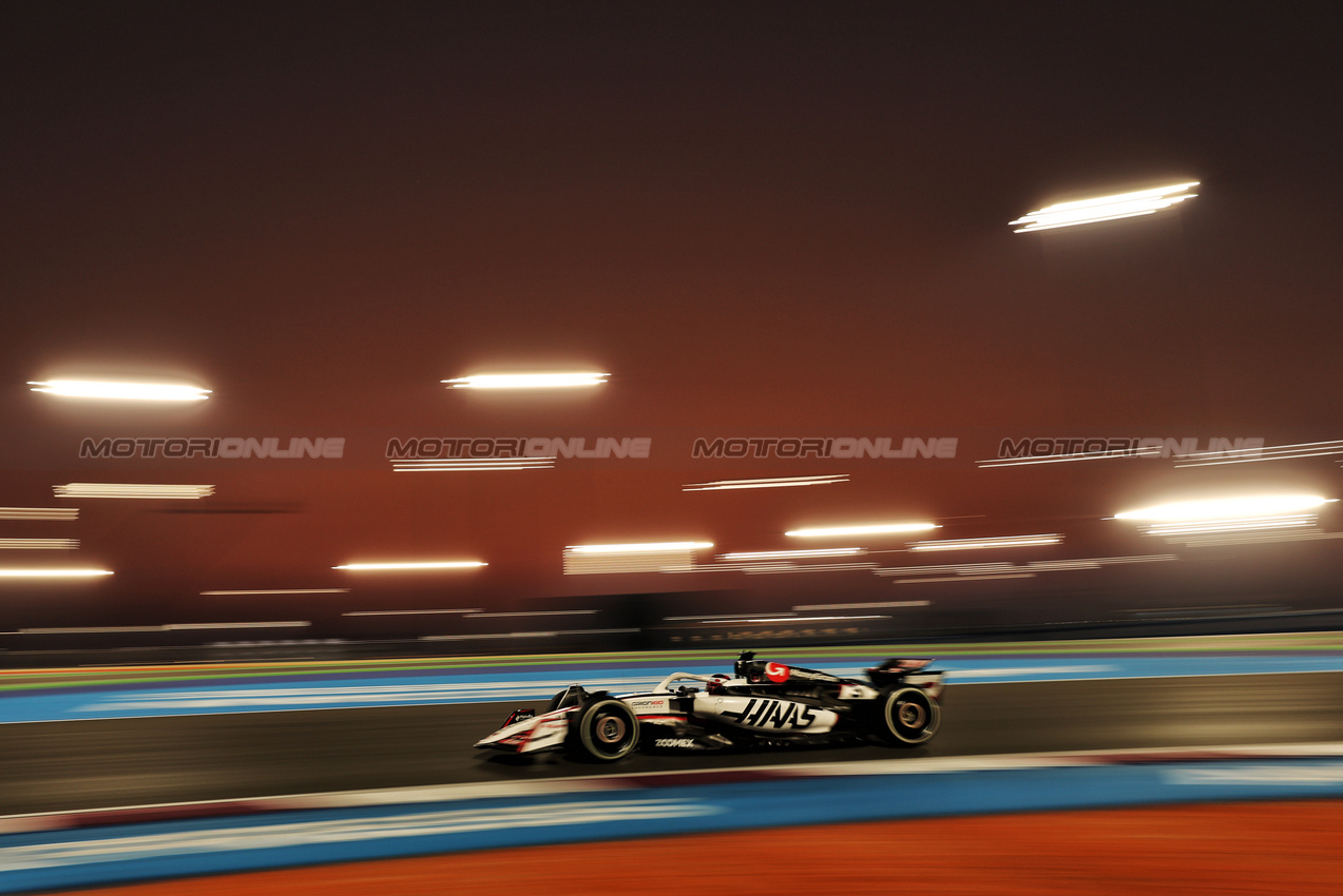 GP QATAR, Esteban Ocon (FRA) Haas VF-25.

28.11.2025 Formula 1 World Championship, Rd 23, Qatar Grand Prix, Doha, Qatar, Sprint Qualifiche Day.

- www.xpbimages.com, EMail: requests@xpbimages.com © Copyright: Moy / XPB Images