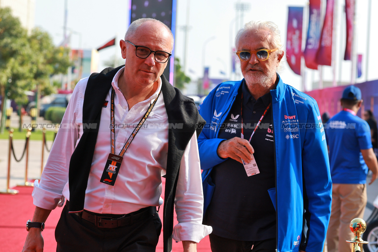 GP QATAR, (L to R): Stefano Domenicali (ITA) Formula One President e CEO with Flavio Briatore (ITA) Alpine F1 Team Executive Advisor.

28.11.2025 Formula 1 World Championship, Rd 23, Qatar Grand Prix, Doha, Qatar, Sprint Qualifiche Day.

- www.xpbimages.com, EMail: requests@xpbimages.com © Copyright: Moy / XPB Images