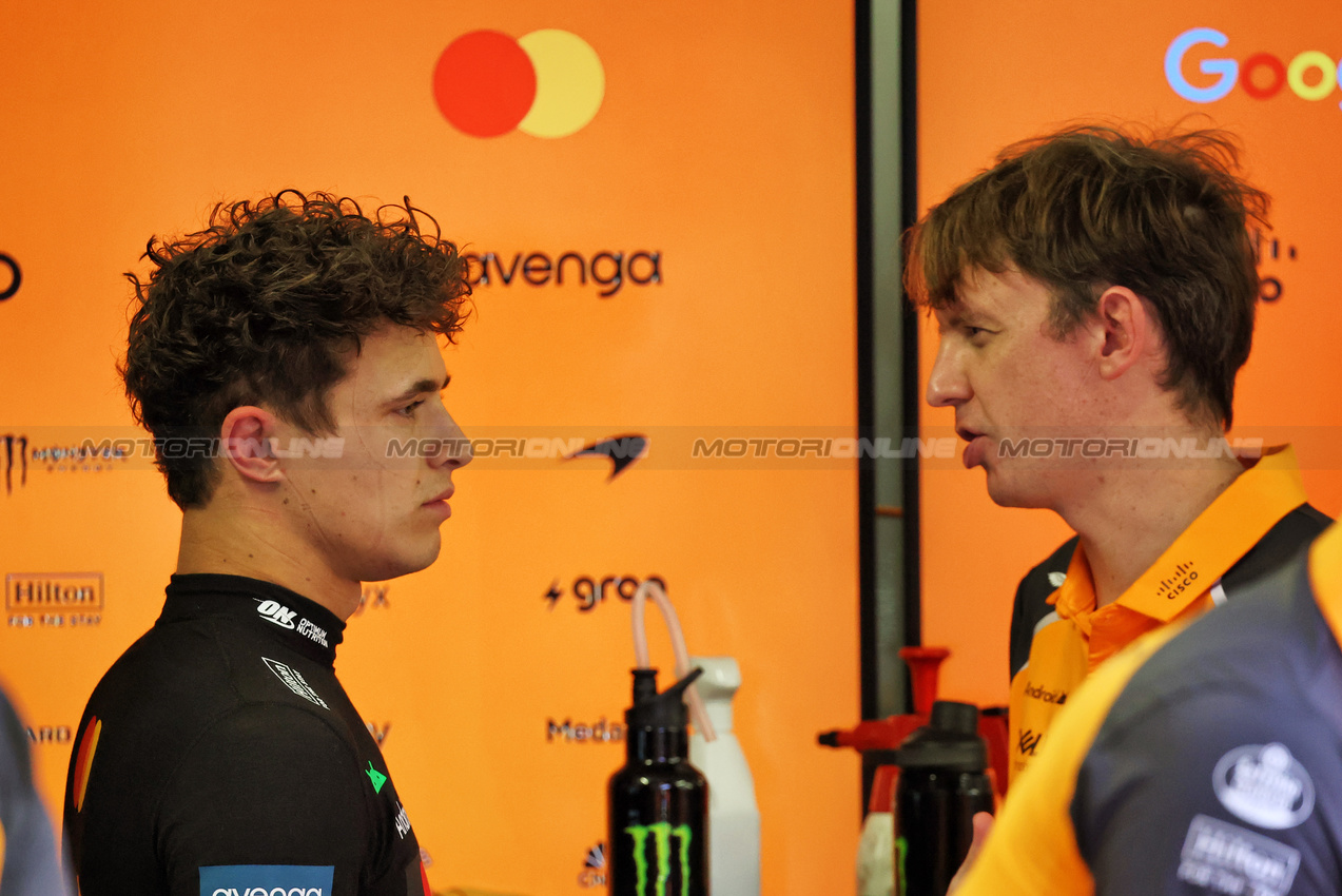 GP QATAR, (L to R): Lando Norris (GBR) McLaren with William Joseph (GBR) McLaren Gara Engineer.
28.11.2025 Formula 1 World Championship, Rd 23, Qatar Grand Prix, Doha, Qatar, Sprint Qualifiche Day.
- www.xpbimages.com, EMail: requests@xpbimages.com © Copyright: Batchelor / XPB Images