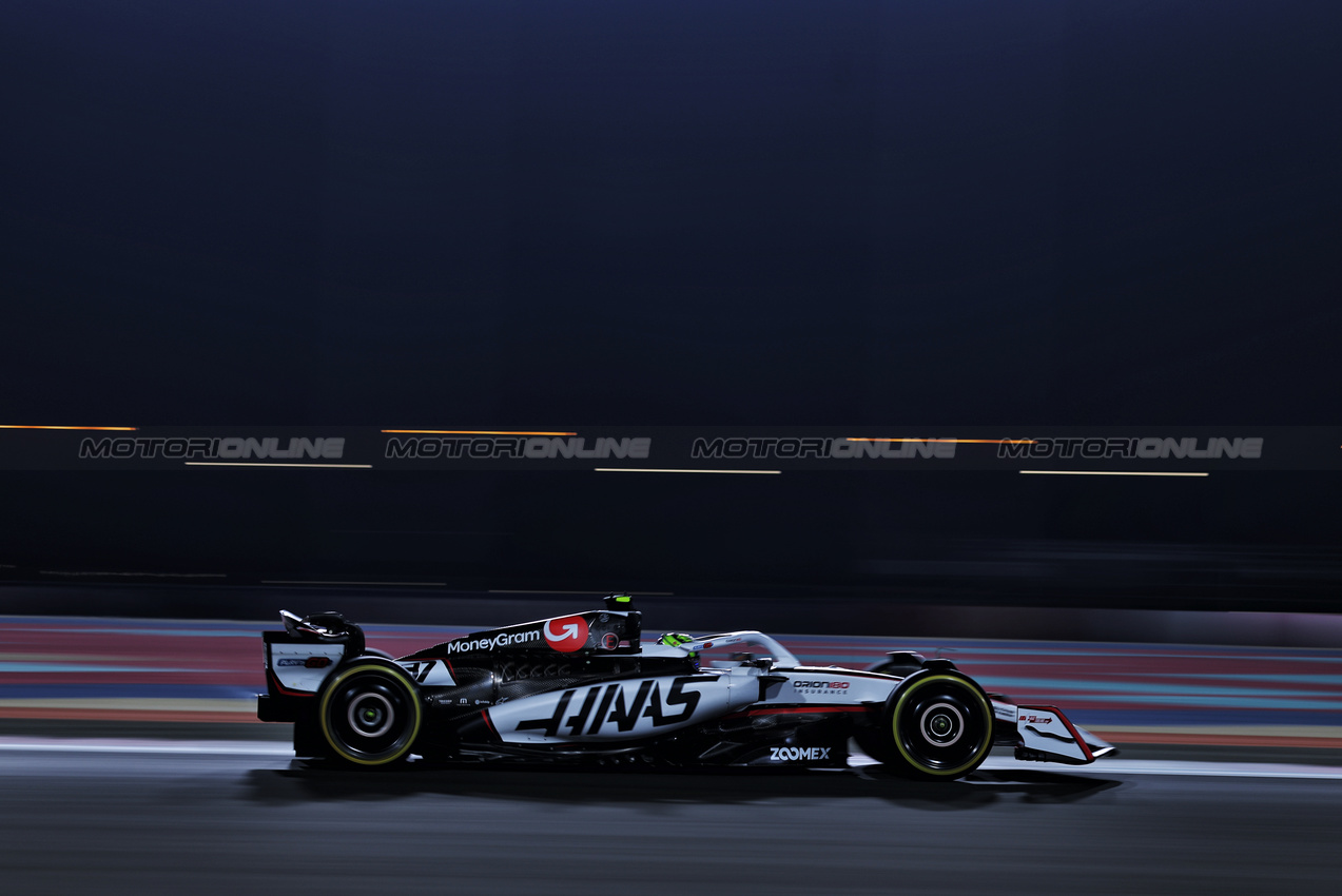 GP QATAR, Oliver Bearman (GBR) Haas VF-25.

28.11.2025 Formula 1 World Championship, Rd 23, Qatar Grand Prix, Doha, Qatar, Sprint Qualifiche Day.

- www.xpbimages.com, EMail: requests@xpbimages.com © Copyright: Charniaux / XPB Images