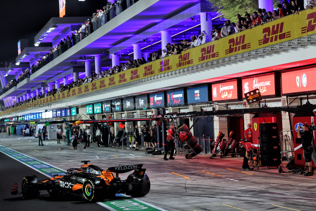 GP QATAR, Oscar Piastri (AUS) McLaren MCL39 leaves the pits.
28.11.2025 Formula 1 World Championship, Rd 23, Qatar Grand Prix, Doha, Qatar, Sprint Qualifiche Day.
- www.xpbimages.com, EMail: requests@xpbimages.com © Copyright: Batchelor / XPB Images