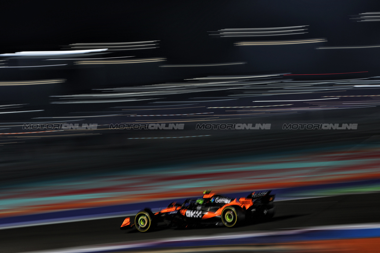 GP QATAR, Lando Norris (GBR) McLaren MCL39.

28.11.2025 Formula 1 World Championship, Rd 23, Qatar Grand Prix, Doha, Qatar, Sprint Qualifiche Day.

- www.xpbimages.com, EMail: requests@xpbimages.com © Copyright: Charniaux / XPB Images