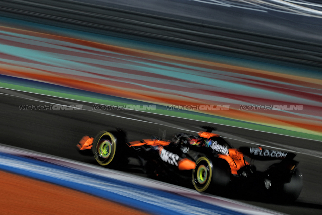 GP QATAR, Oscar Piastri (AUS) McLaren MCL39.
28.11.2025 Formula 1 World Championship, Rd 23, Qatar Grand Prix, Doha, Qatar, Sprint Qualifiche Day.
- www.xpbimages.com, EMail: requests@xpbimages.com © Copyright: Charniaux / XPB Images