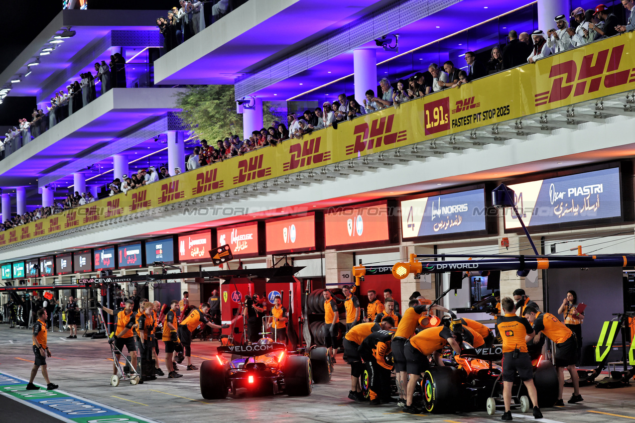 GP QATAR, Lando Norris (GBR) McLaren MCL39 e Oscar Piastri (AUS) McLaren MCL39 in the pits.

28.11.2025 Formula 1 World Championship, Rd 23, Qatar Grand Prix, Doha, Qatar, Sprint Qualifiche Day.

- www.xpbimages.com, EMail: requests@xpbimages.com © Copyright: Batchelor / XPB Images