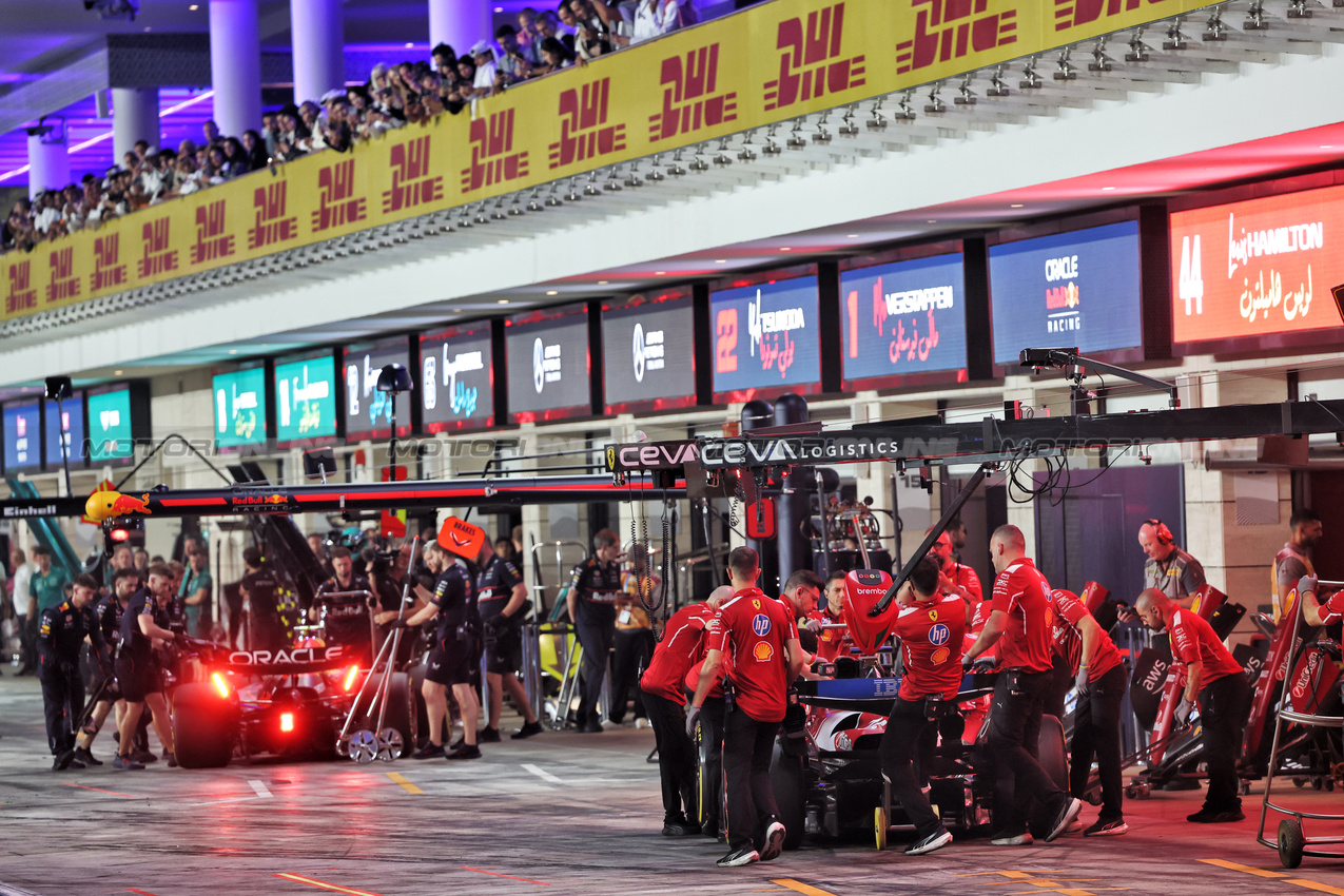 GP QATAR, Yuki Tsunoda (JPN) Red Bull Racing RB21 e Charles Leclerc (MON) Ferrari SF-25 in the pits.

28.11.2025 Formula 1 World Championship, Rd 23, Qatar Grand Prix, Doha, Qatar, Sprint Qualifiche Day.

- www.xpbimages.com, EMail: requests@xpbimages.com © Copyright: Batchelor / XPB Images